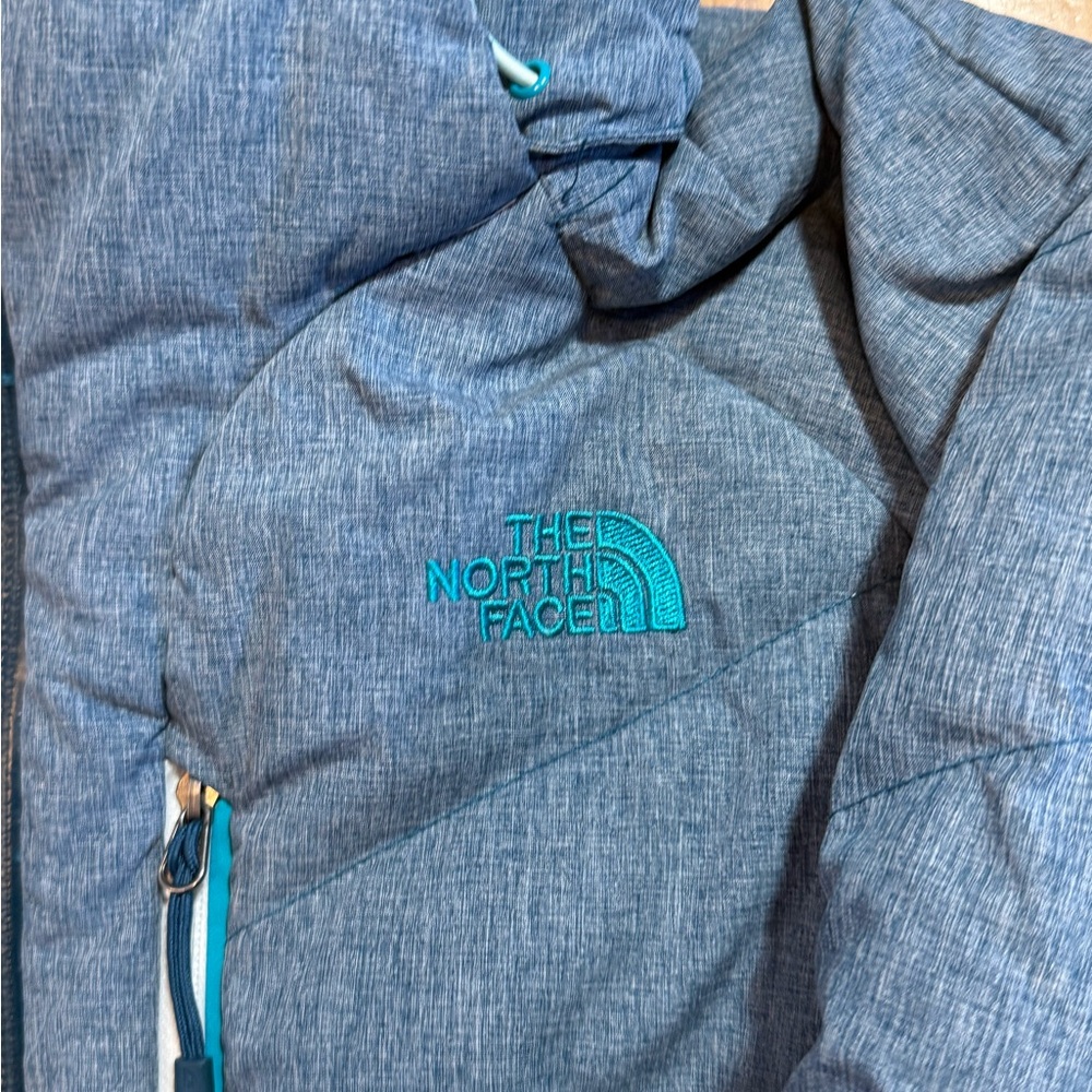 The North Face Women's gray and Blue Puffer Jacket #641 - Picture 6 of 14